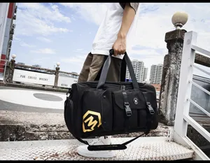Vista detallada de una bolsa de viaje multifuncional de gran capacidad con separación para húmedos.