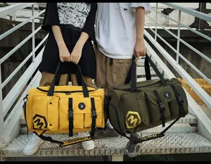 Gran bolsa de viaje deportiva multifuncional con múltiples bolsillos para fitness y gimnasio.