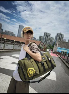Gran bolsa de viaje verde militar con correa para el hombro y múltiples bolsillos útiles.