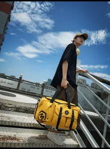 Gran bolsa de viaje multifuncional con multiples bolsillos y estilo amarillo brillante.