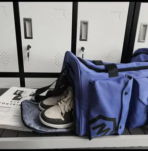 Vista detallada de la bolsa de deporte azul con compartimento para zapatos y bolsillos.