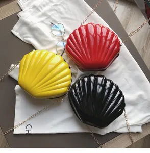 Borsa a tracolla a conchiglia in vernice alla moda, elegante borsa da donna con catena.