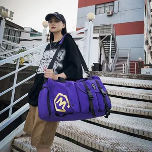 Gran bolsa de viaje morada con múltiples bolsillos y correa para fitness y deporte.