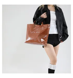 Braune Kunstleder Krokodilmuster Tasche mit großer Kapazität, stilvolle Schultertasche.