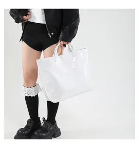 Nahaufnahme der weißen Kroko-Prägung Tote Bag mit Struktur und zwei praktischen Griffen.