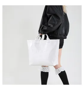 Weißer großer Shopper mit Krokodilprägung, stilvolle Umhängetasche für Damen im Alltag.