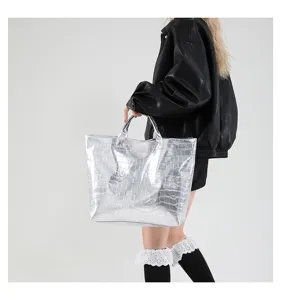 Silberne metallic Kroko-Muster Tote Bag, geräumiges Design für den täglichen Look.