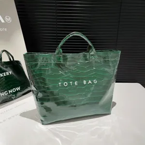 Grüne glänzende Kroko Muster Handtasche für Damen, stilvolle große Shopper Umhängetasche.