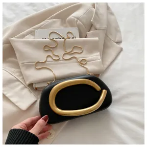 Élégant sac de soirée mini noir avec poignée en métal doré et chaîne élégante.