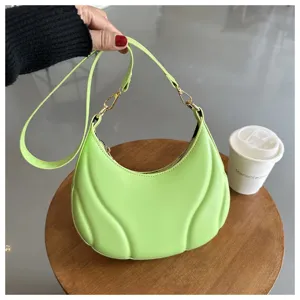 Modische grüne Leder Schultertasche für Damen, elegante Bogen Achseltasche im schicken Design.