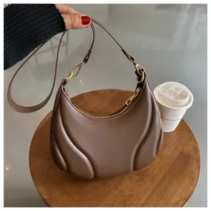 Braune weiche Leder-Hobo-Umhängetasche, trendige Halbmond-Tasche mit Metallbeschlägen.