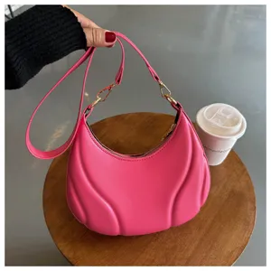 Modische rosa Damen Umhängetasche aus weichem Leder, schickes Halbmond-Design für den Alltag.