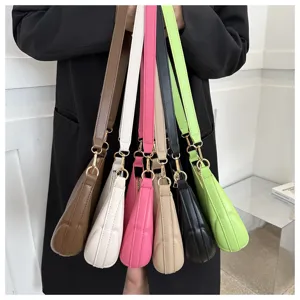 Nahaufnahme von mehrfarbigen weichen Leder-Achseltaschen in verschiedenen leuchtenden Bonbonfarben.