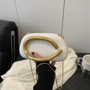 Sac pochette rond tendance européenne au style vintage avec poignée métal et chaîne.