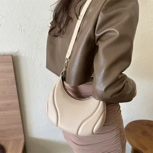 Modische PU Leder Schultertasche für Damen, trendiges Halbmond Design Alltagstasche.