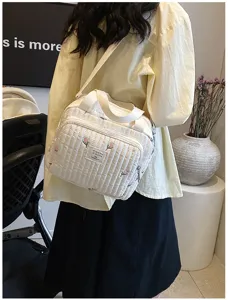 Bolso cambiador acolchado con bordado de tulipanes, elegante bolso tote y bandolera blanco.