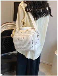 Chic bolso cambiador acolchado con bonito bordado de tulipanes, correa ajustable y gran espacio.
