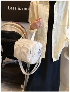 Bolso maternal acolchado con tierno bordado de tulipanes, bolso de mano y bandolera grande.