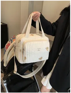 Bolso cambiador acolchado con bordado de osito, bolso de mano casual y bandolera práctica.