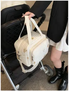 Bolso cambiador acolchado blanco con tierno osito, gran capacidad estilo bolso y bandolera.