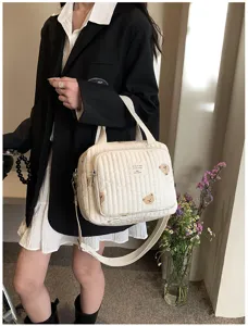 Bolso cambiador acolchado beige con bordado de oso tierno, vista detallada para madres.