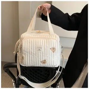 Bolso tote acolchado blanco con bordado de oso, asas dobles superiores y correa de hombro extraíble.