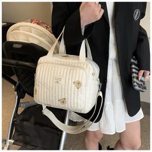Bolso cambiador acolchado blanco de estilo coreano con bonito bordado de oso y gran capacidad.