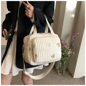 Bolso cambiador acolchado con bordado de osito, gran bolso tote y bandolera práctica.