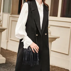 Sac bandoulière noir à franges en cuir avec tête de mort et rivets pour femmes.
