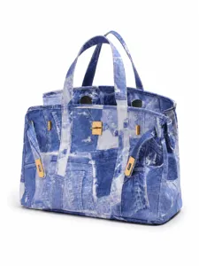 Vue détaillée du sac cabas en jean patchwork avec fermoir métallique doré élégant.