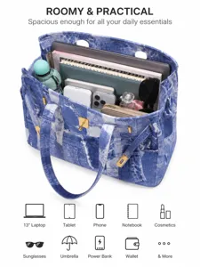 Vue détaillée du grand sac cabas en denim avec des accessoires bien organisés à l'intérieur.
