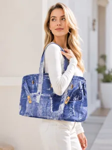 Vue détaillée du sac cabas en patchwork de denim avec détails métalliques pour usage quotidien.