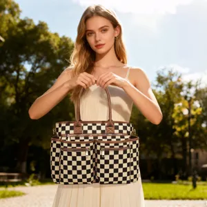 Sac cabas à carreaux noir et blanc avec plusieurs poches et anses en cuir marron détail.