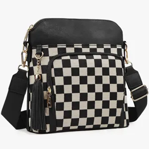 Sac à bandoulière à carreaux noirs et blancs avec finitions en cuir et pompon.