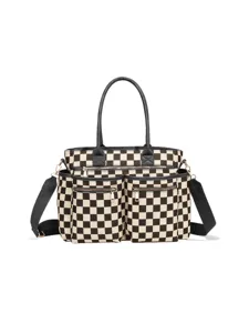 Sac cabas à carreaux noirs et blancs tendance avec poignées doubles et bandoulière.