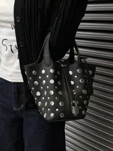 Borsa a secchiello in pelle nera con borchie in metallo argentato e lucchetto stile punk.