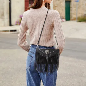 Sac bandoulière tendance en cuir noir avec franges et têtes de mort pour femme chic style.