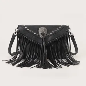 Sac bandoulière en cuir noir avec franges cloutées et détail de crâne métallique frappant.