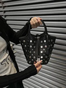 Borsa a secchiello in pelle nera con rivetti punk e lucchetto borsa a tracolla elegante