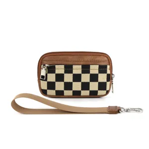Porte-cartes zippé à damier avec dragonne pratique et élégante bordure en cuir marron.