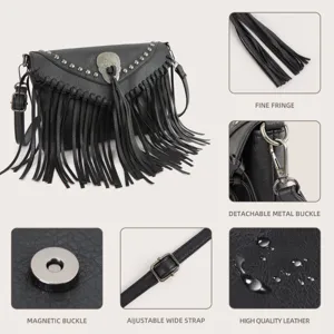 Sac bandoulière noir à franges style punk avec tête de mort, fermoir aimanté et sangle réglable.