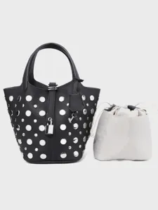 Borsa a secchiello in pelle borchiata stile punk nero con lucchetto e dettagli sacchetto.