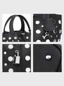 Dettaglio di borsa in pelle nera con borchie metalliche, lucchetto e accessori eleganti e chic.