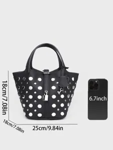 Borsa a secchiello nera stile punk con borchie da donna e serratura in metallo chic.
