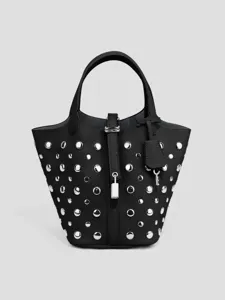 Borsa secchiello in pelle nera con borchie argentate, elegante borsa a mano e pratica tracolla.