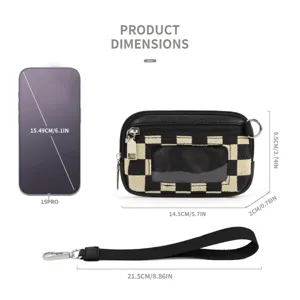Porte-cartes à motif damier avec dragonne, fenêtre d'identité transparente et poche zippée.