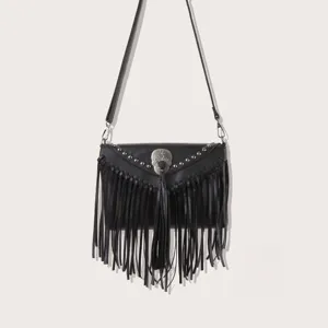Sac bandoulière en cuir noir à franges avec ornement de crâne et rivets pour femmes.