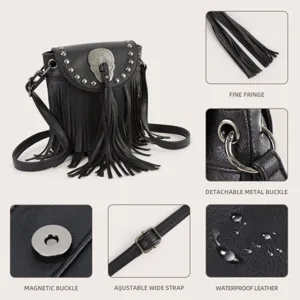 Sac bandoulière en cuir noir à franges avec tête de mort, boucles métalliques et imperméable.