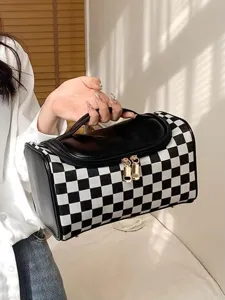 Détail de la trousse de toilette à carreaux noirs et blancs, grande pochette de maquillage.