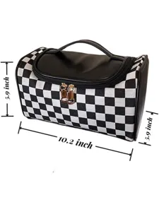 Vue détaillée de la trousse de toilette à carreaux noirs et blancs avec fermeture éclair.